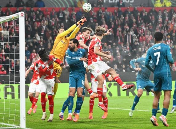 Conference League Mewa Arena Mainz 0611 2025 1 FSV Mainz 05 mz AC Florence flo Goalkeeper Tommaso MARTINELLE flo , mi, clears in front of Nelson WEIPER 1 FSV Mainz 05 , mi Football Conference League 1 FSV Mainz 05