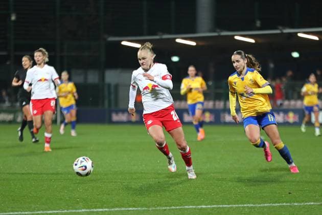 Google Pixel Womens Bundesliga, RB Leipzig FC Carl Zeiss Jena 06 11 2025 Victoria Krug 20, RB Leipzig followed by Rieke Tietz 17, Carl Zeiss Jena Football, Google Pixel Womens Bundesliga, Season 2025 2026, 9 Matchday RB Leipzig vs FC Carl Zeiss Jena on 06 11 2025, Training Center Cottaweg, Leipzig DFB REGULATIONS PROHIBIT ANY USE OF PHOTOGRAPHS AS IMAGE SEQUENCES AND OR QUASI VIDEO Copyright: xBEAUTIFULxSPORTS JanxKaeferx