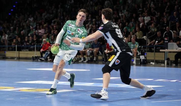 Lasse Andersson on the ball, Tillman Leu duel Game scene Action Sport Handball DHB Pokal Round of 16 Men Season 2025 2026 06 11 2025 Füchse Berlin vs ThSV Eisenach