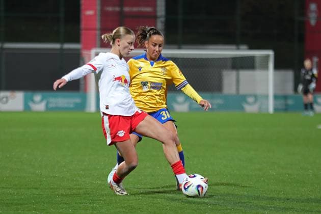 Google Pixel Womens Bundesliga, RB Leipzig FC Carl Zeiss Jena 06 11 2025 Marlene Müller 27, RB Leipzig in front of Nelly Juckel 31, Carl Zeiss Jena on the ball Football, Google Pixel Womens Bundesliga, Season 2025 2026, 9 Matchday RB Leipzig vs FC Carl Zeiss Jena on 06 11 2025, Training Center Cottaweg, Leipzig DFB REGULATIONS PROHIBIT ANY USE OF PHOTOGRAPHS AS IMAGE SEQUENCES AND OR QUASI VIDEO Copyright: xBEAUTIFULxSPORTS JanxKaeferx