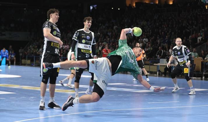 Mijajlo Marsenic scores a goal, Tillman Leu, Philipp Meyer duel Game scene Action Sport Handball DHB Cup Round of 16 Men Season 2025 2026 06 11 2025 Füchse Berlin vs ThSV Eisenach
