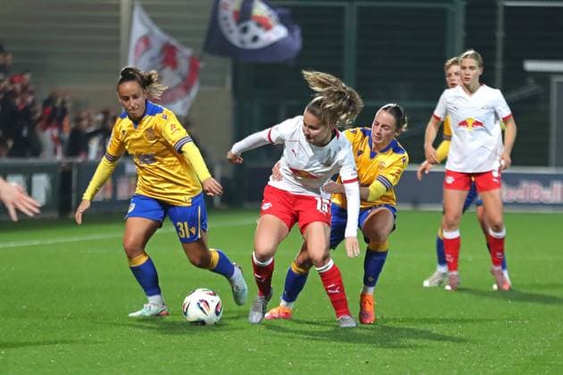 Google Pixel Womens Bundesliga, RB Leipzig FC Carl Zeiss Jena 06 11 2025 Annabel Schasching 16, RB Leipzig between Nelly Juckel 31, Carl Zeiss Jena and Elena Mühlemann 30, Carl Zeiss Jena Soccer, Google Pixel Womens Bundesliga, Season 2025 2026, 9 Matchday RB Leipzig vs FC Carl Zeiss Jena on 06 11 2025, Training Center Cottaweg, Leipzig DFB REGULATIONS PROHIBIT ANY USE OF PHOTOGRAPHS AS IMAGE SEQUENCES AND OR QUASI VIDEO Copyright: xBEAUTIFULxSPORTS JanxKaeferx