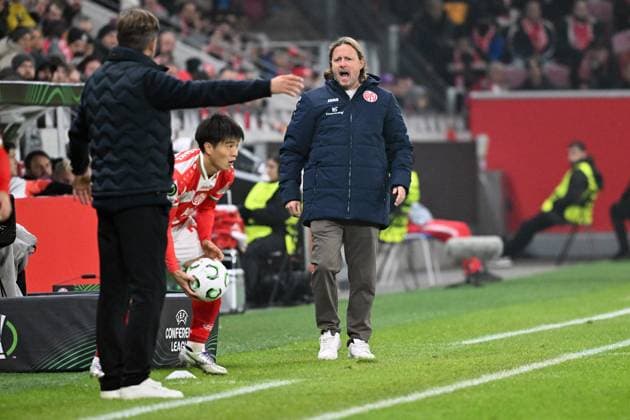 06 11 2025, xsltx, Football UEFA Conference League, FSV Mainz 05 AC Florence v l Coach Bo Henriksen FSV Mainz 05 gives instructions, gesticulates, gesticulate with arms gives instructions, gesticulate DFL DFB REGULATIONS PROHIBIT ANY USE OF PHOTOGRAPHS as IMAGE SEQUENCES and or QUASI VIDEO Mainz