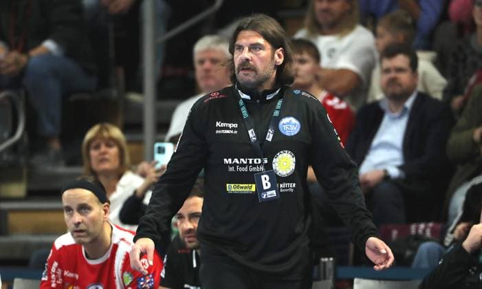 Coach Sebastian Hinze Action Upper body Sport Handball DHB Cup Round of 16 Men Season 2025 2026 06 11 2025 Füchse Berlin vs ThSV Eisenach