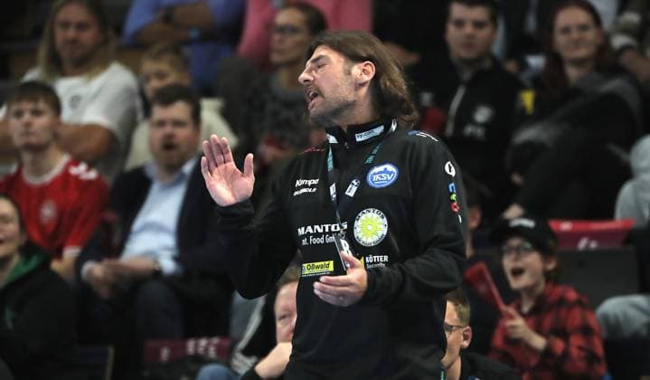 Coach Sebastian Hinze disappointed Disappointment Sport Handball DHB Pokal Round of 16 Men Season 2025 2026 06 11 2025 Füchse Berlin vs ThSV Eisenach