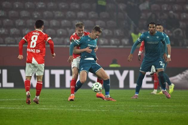 06 11 2025, xsltx, Football UEFA Conference League, FSV Mainz 05 AC Florenz v l Lennard Maloney FSV Mainz 05 Hans Nicolussi Caviglia AC Florenz Zweikampf, Aktion, action, battle for the ball DFL DFB REGULATIONS PROHIBIT ANY USE OF PHOTOGRAPHS as IMAGE SEQUENCES and or QUASI VIDEO Mainz