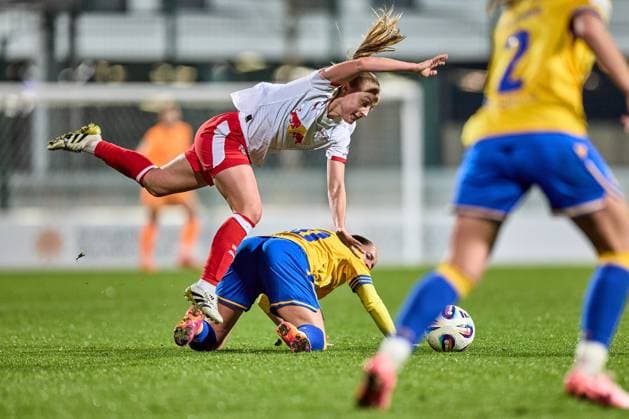 06 11 2025, GER, Womens Soccer, BL, 2025 2026, RB Leipzig FC Carl Zeiss Jena Lou Ann Joly 6, RB Leipzig , will be riveted, with ball Leipzig training center of the Red Bull Saxony Germany