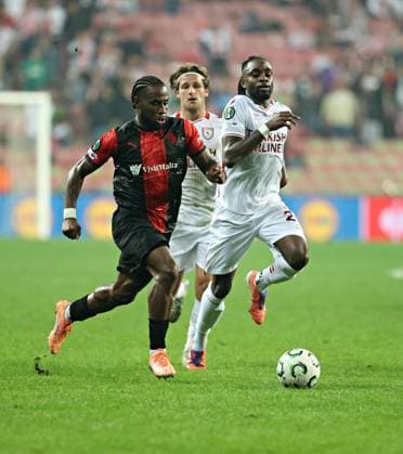 Samsunspor v Hamrun Spartans - UEFA Conference League SAMSUN, TURKIYE - NOVEMBER 6: Antoine Makoumbou (R) of Samsunspor in action against Joseph Mbong (L) of Hamrun Spartans during the UEFA Conference League week 3 football match between Samsunspor and Hamrun Spartans at Yeni 19 Mayis Stadium in Samsun, Turkiye, on November 6, 2025. Veysel Altun Anadolu Samsun Turkey. Editorial use only. Please get in touch for any other usage.  Copyright: x2025xAnadoluxVeyselxAltunx