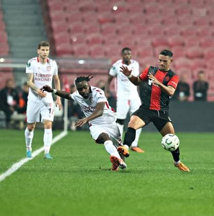 Samsunspor v Hamrun Spartans - UEFA Conference League SAMSUN, TURKIYE - NOVEMBER 6: Antoine Makoumbou (2nd L) of Samsunspor in action against Matias Garcia (R) of Hamrun Spartans during the UEFA Conference League week 3 football match between Samsunspor and Hamrun Spartans at Yeni 19 Mayis Stadium in Samsun, Turkiye, on November 6, 2025. Veysel Altun Anadolu Samsun Turkey. Editorial use only. Please get in touch for any other usage.  Copyright: x2025xAnadoluxVeyselxAltunx
