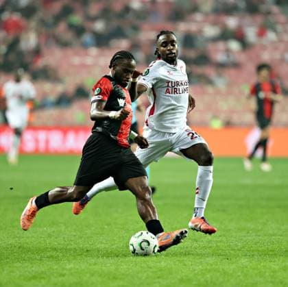 Samsunspor v Hamrun Spartans - UEFA Conference League SAMSUN, TURKIYE - NOVEMBER 6: Antoine Makoumbou (R) of Samsunspor in action against Joseph Mbong (L) of Hamrun Spartans during the UEFA Conference League week 3 football match between Samsunspor and Hamrun Spartans at Yeni 19 Mayis Stadium in Samsun, Turkiye, on November 6, 2025. Veysel Altun Anadolu Samsun Turkey. Editorial use only. Please get in touch for any other usage.  Copyright: x2025xAnadoluxVeyselxAltunx