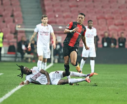 Samsunspor v Hamrun Spartans - UEFA Conference League SAMSUN, TURKIYE - NOVEMBER 6: Antoine Makoumbou (29) of Samsunspor in action against Matias Garcia (8) of Hamrun Spartans during the UEFA Conference League week 3 football match between Samsunspor and Hamrun Spartans at Yeni 19 Mayis Stadium in Samsun, Turkiye, on November 6, 2025. Veysel Altun Anadolu Samsun Turkey. Editorial use only. Please get in touch for any other usage.  Copyright: x2025xAnadoluxVeyselxAltunx