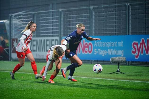 Feli Delacauw 24 TSG Hoffenheim women in a duel with Lisa Kolb 22 SC Freiburg women for the ball GPFBL TSG Hoffenheim vs SC Freiburg on 06 11 2025 at Dietmar Hopp Stadium in Hoffenheim duel for the ball Copyright: xspeedshotx