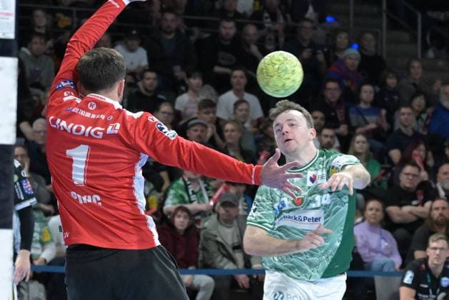 06 11 2025, xlakx, Handball, DHB Pokal 1 8 Final, Fuechse Berlin ThSV Eisenach v l Matija Spikic ThSV Eisenach , Hakun West Av Teigum Fuechse Berlin wirft Tor, Torschuetze, erzielt Tor, Treffer, scores the goal Berlin Daniel Lakomski