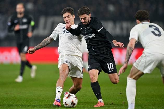 SOCCER - UEFA EL, Sturm vs Nottingham GRAZ,AUSTRIA,06.NOV.25 - SOCCER - UEFA Europa League, SK Sturm Graz vs Nottingham Forest. Image shows Nicolas Dominguez (Nottingham) and Otar Kiteishvili (Sturm).  GEPAxpictures xAvnixRetkoceri