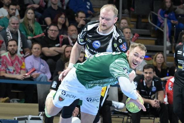 06 11 2025, xlakx, Handball, DHB Pokal 1 8 Final, Fuechse Berlin ThSV Eisenach f l Peter Walz ThSV Eisenach , Mathias Gidsel Fuechse Berlin duel, fight, tackle Berlin Daniel Lakomski