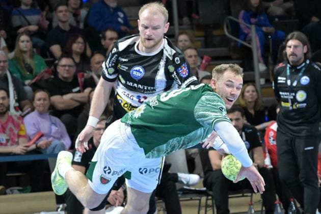 06 11 2025, xlakx, Handball, DHB Pokal 1 8 Final, Fuechse Berlin ThSV Eisenach f l Peter Walz ThSV Eisenach , Mathias Gidsel Fuechse Berlin duel, fight, tackle Berlin Daniel Lakomski
