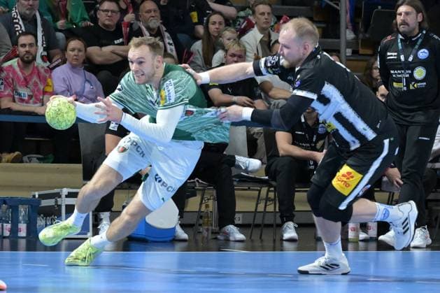 06 11 2025, xlakx, Handball, DHB Pokal 1 8 Final, Fuechse Berlin ThSV Eisenach v l Mathias Gidsel Fuechse Berlin , Peter Walz ThSV Eisenach , duel, fight, tackle Berlin Daniel Lakomski