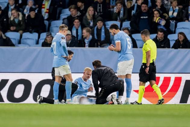 251106 Otto Rosengren of Malmö FF receives medical attention during the UEFA Europa League football match between Malmö FF and Panathinaikos on November 6, 2025 in Malmö Photo Petter Arvidson BILDBYRAN kod PA PA1108 fotboll football soccer fotball uefa europa league europa league malmö ff panathinaikos bbeng bbauto skada  Copyright: PETTERxARVIDSON BB251106PA115