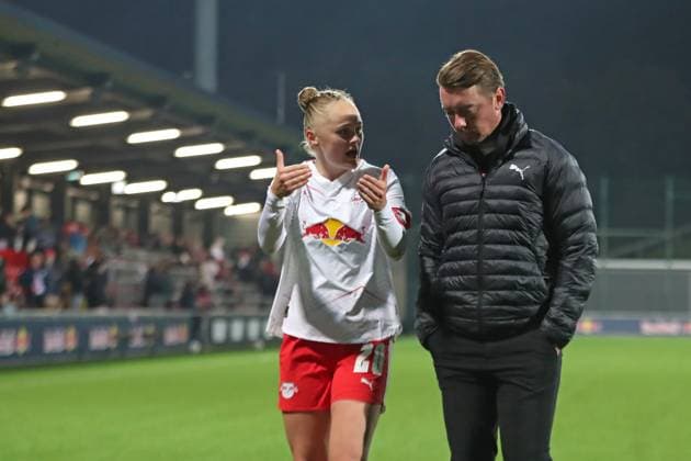 Google Pixel Womens Bundesliga, RB Leipzig FC Carl Zeiss Jena 06 11 2025 Victoria Krug 20, RB Leipzig in dialog with head coach Jonas Stephan RB Leipzig Football, Google Pixel Womens Bundesliga, Season 2025 2026, 9 Matchday RB Leipzig vs FC Carl Zeiss Jena on 06 11 2025, Training Center Cottaweg, Leipzig DFB REGULATIONS PROHIBIT ANY USE OF PHOTOGRAPHS AS IMAGE SEQUENCES AND OR QUASI VIDEO Copyright: xBEAUTIFULxSPORTS JanxKaeferx