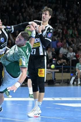 06 11 2025, xlakx, Handball, DHB Pokal 1 8 Final, Fuechse Berlin ThSV Eisenach f l Peter Walz ThSV Eisenach , Mijajlo Marsenic Fuechse Berlin , Philipp Meyer ThSV Eisenach duel, fight, tackle Berlin Daniel Lakomski