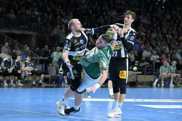 06 11 2025, xlakx, Handball, DHB Pokal 1 8 Final, Fuechse Berlin ThSV Eisenach f l Peter Walz ThSV Eisenach , Mijajlo Marsenic Fuechse Berlin , Philipp Meyer ThSV Eisenach duel, fight, tackle Berlin Daniel Lakomski