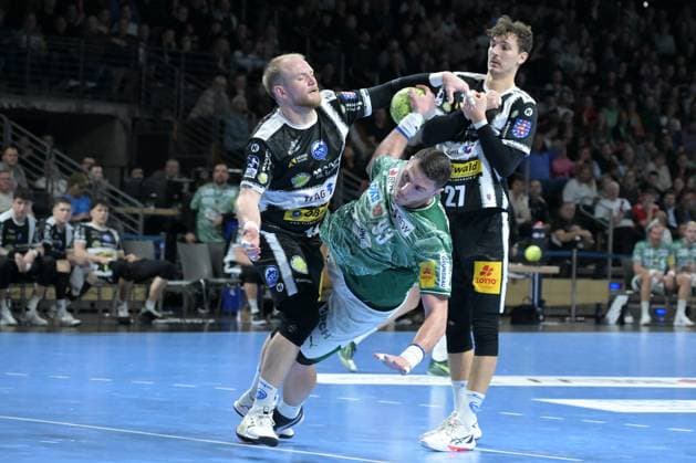 06 11 2025, xlakx, Handball, DHB Pokal 1 8 Final, Fuechse Berlin ThSV Eisenach f l Peter Walz ThSV Eisenach , Mijajlo Marsenic Fuechse Berlin , Philipp Meyer ThSV Eisenach , duel, fight, tackle Berlin Daniel Lakomski