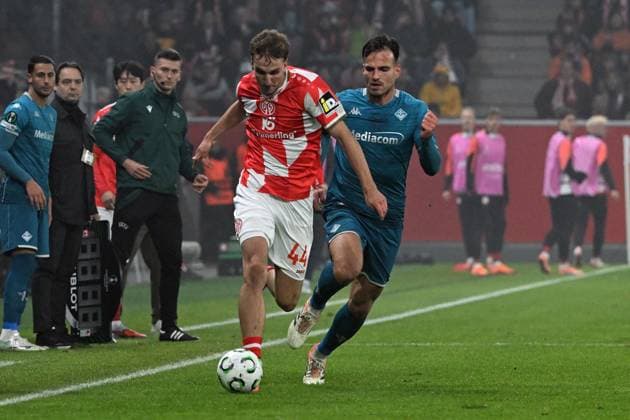 06 11 2025, xsltx, Football UEFA Conference League, FSV Mainz 05 AC Florenz v l Nelson Weiper FSV Mainz 05 Marin Pongracic AC Florenz Zweikampf, Aktion, action, battle for the ball DFL DFB REGULATIONS PROHIBIT ANY USE OF PHOTOGRAPHS as IMAGE SEQUENCES and or QUASI VIDEO Mainz