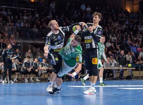 Handball, Men, Season 2025 2026, DHB Cup Round of 16 , Füchse Berlin ThSV Eisenach, f l Peter Walz Eisenach , Mijajlo Marsenic Füchse Berlin , Philipp Meyer Eisenach , 06 11 2025, Copyright: xSebastianxRäppold MatthiasxKochx
