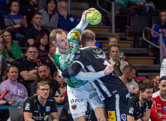 Handball, Men, Season 2025 2026, DHB Cup Round of 16, Füchse Berlin ThSV Eisenach, f l Mathias Gidsel Füchse Berlin , Peter Walz Eisenach , 06 11 2025, Copyright: xSebastianxRäppold MatthiasxKochx