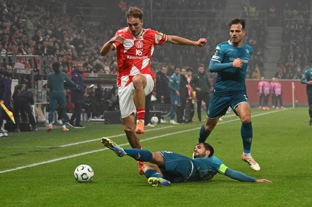 06 11 2025, xsltx, Football UEFA Conference League, FSV Mainz 05 AC Florenz v l Nelson Weiper FSV Mainz 05 Luca Ranieri AC Florenz Zweikampf, Aktion, action, battle for the ball DFL DFB REGULATIONS PROHIBIT ANY USE OF PHOTOGRAPHS as IMAGE SEQUENCES and or QUASI VIDEO Mainz