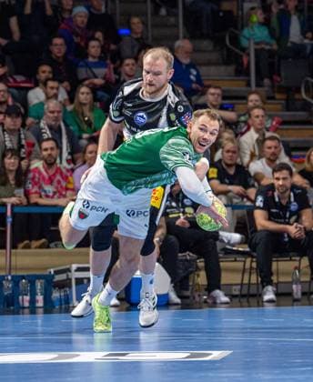 Handball, Men, Season 2025 2026, DHB Cup Round of 16, Füchse Berlin ThSV Eisenach, f l Mathias Gidsel Füchse Berlin , Peter Walz Eisenach , 06 11 2025, Copyright: xSebastianxRäppold MatthiasxKochx