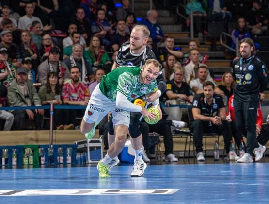 Handball, Men, Season 2025 2026, DHB Cup Round of 16, Füchse Berlin ThSV Eisenach, f l Mathias Gidsel Füchse Berlin , Peter Walz Eisenach , 06 11 2025, Copyright: xSebastianxRäppold MatthiasxKochx