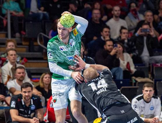 Handball, Men, Season 2025 2026, DHB Cup Round of 16, Füchse Berlin ThSV Eisenach, f l Mathias Gidsel Füchse Berlin , Peter Walz Eisenach , 06 11 2025, Copyright: xSebastianxRäppold MatthiasxKochx
