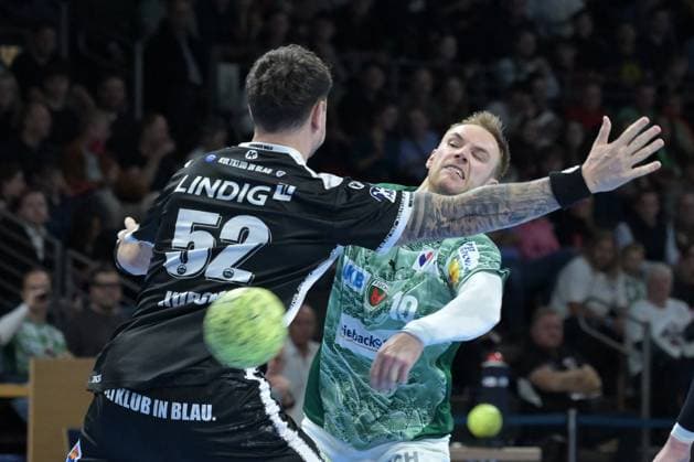 06 11 2025, xlakx, Handball, DHB Pokal 1 8 Final, Fuechse Berlin ThSV Eisenach f l Justin Kurch ThSV Eisenach , Mathias Gidsel Fuechse Berlin sets off for a jump shot Berlin Daniel Lakomski