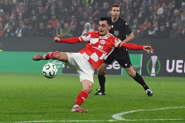 06 11 2025, xsltx, Football UEFA Conference League, FSV Mainz 05 AC Florence v l Paul Nebel FSV Mainz 05 DFL DFB REGULATIONS PROHIBIT ANY USE OF PHOTOGRAPHS as IMAGE SEQUENCES and or QUASI VIDEO Mainz