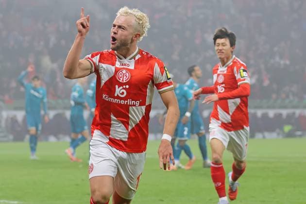 Mainz, Germany 06 November 2025 Conference League 2025 2026 FSV Mainz 05 vs AC Florence Pictured Benedikt Hollerbach Mainz celebrates his goal for 1 1 Mewa Arena Rheinland Pfalz Copyright: xFotostandx xRacochax