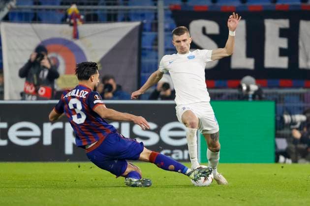 Nicolas Vouilloz FC Basel, 03 and Florin Tanase FCSB Bucharest, 10 in duel , Switzerland, Football, UEFA Europa League, Matchday 4, 2025 2026, FC Basel vs FCSB Bucharest, 06 11 2025, Sankt Jakob Park, Basel, Switzerland Basel Sankt Jakob Park Canton Basel City Switzerland Copyright: xGrantxHubbsx
