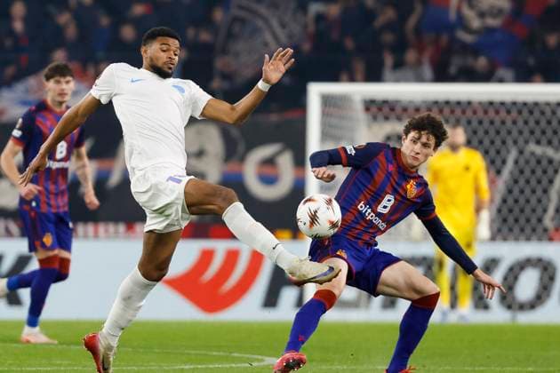 Malcom Edjouma FCSB Bucharest, 18 and Marin Soticek FC Basel, 19 in duel , Switzerland, Soccer, UEFA Europa League, Matchday 4, 2025 2026, FC Basel vs FCSB Bucharest, 06 11 2025, Sankt Jakob Park, Basel, Switzerland Basel Sankt Jakob Park Canton Basel City Switzerland Copyright: xGrantxHubbsx