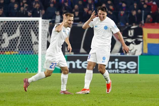 Goal celebration FCSB Bucharest at 1 1 by Darius Olaru FCSB Bucharest, 27 , Switzerland, Football, UEFA Europa League, Matchday 4, 2025 2026, FC Basel vs FCSB Bucharest, 06 11 2025, Sankt Jakob Park, Basel, Switzerland Basel Sankt Jakob Park Canton Basel City Switzerland Copyright: xGrantxHubbsx