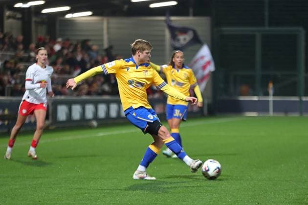 Google Pixel Frauen Bundesliga, RB Leipzig FC Carl Zeiss Jena 06 11 2025 Gwen Mummert 27, Carl Zeiss Jena Fußball, Google Pixel Frauen Bundesliga, Saison 2025 2026, 9 Spieltag RB Leipzig vs FC Carl Zeiss Jena am 06 11 2025, Trainingszentrum Cottaweg, Leipzig DFB REGULATIONS PROHIBIT ANY USE OF PHOTOGRAPHS AS IMAGE SEQUENCES AND OR QUASI VIDEO Copyright: xBEAUTIFULxSPORTS JanxKaeferx