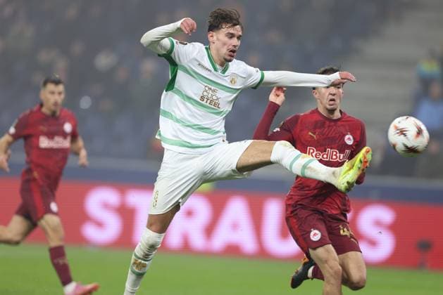 SOCCER - UEFA EL, RBS vs Deventer SALZBURG,AUSTRIA,06.NOV.25 - SOCCER - UEFA Europa League, Red Bull Salzburg vs Go Ahead Eagles Deventer. Image shows Milan Smit (Deventer) and Jannik Schuster (RBS).  GEPAxpictures xMathiasxMandl