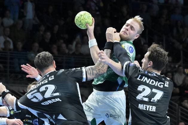 06 11 2025, xlakx, Handball, DHB Pokal 1 8 Final, Fuechse Berlin ThSV Eisenach f l Justin Kurch ThSV Eisenach , Matthes Langhoff Fuechse Berlin , Philipp Meyer ThSV Eisenach , sets off for a jump shot Berlin Daniel Lakomski