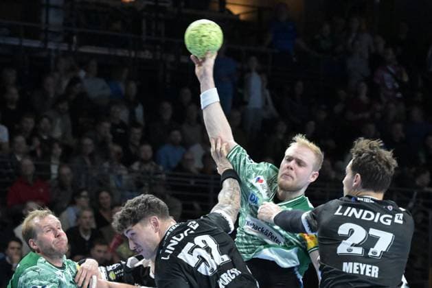 06 11 2025, xlakx, Handball, DHB Pokal 1 8 Final, Fuechse Berlin ThSV Eisenach f l Justin Kurch ThSV Eisenach , Matthes Langhoff Fuechse Berlin , Philipp Meyer ThSV Eisenach , sets off for a jump shot Berlin Daniel Lakomski