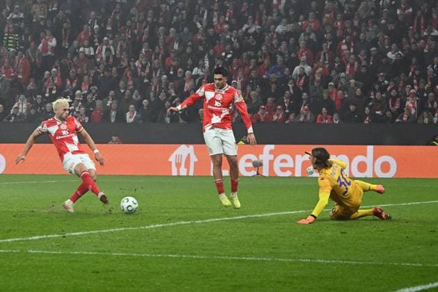 06 11 2025, xsltx, Fussball UEFA Conference League, FSV Mainz 05 AC Florenz v l Benedict Hollerbach FSV Mainz 05 Torschuetze, erzielt das Tor, Treffer, scores the goal 1 1 Tommaso Martinelli AC Florenz DFL DFB REGULATIONS PROHIBIT ANY USE OF PHOTOGRAPHS as IMAGE SEQUENCES and or QUASI VIDEO Mainz