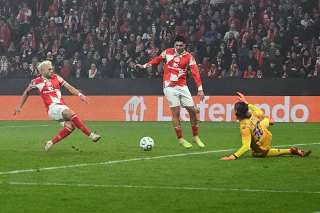 06 11 2025, xsltx, Fussball UEFA Conference League, FSV Mainz 05 AC Florenz v l Benedict Hollerbach FSV Mainz 05 Torschuetze, erzielt das Tor, Treffer, scores the goal 1 1 Tommaso Martinelli AC Florenz DFL DFB REGULATIONS PROHIBIT ANY USE OF PHOTOGRAPHS as IMAGE SEQUENCES and or QUASI VIDEO Mainz