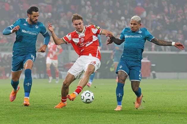 Mainz, Germany 06 November 2025 Conference League 2025 2026 FSV Mainz 05 vs AC Florence Pictured from left fighting for the ball Pablo Mari Florence , Nelson Weiper Mainz and Domilsson Cordeiro Dos Santos Florence Mewa Arena Rheinland Pfalz Copyright: xFotostandx xRacochax