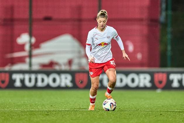 06 11 2025, GER, Womens Soccer, BL, 2025 2026, RB Leipzig FC Carl Zeiss Jena Julia Landenberger 21, RB Leipzig , Freisteller, mit Ball Leipzig Trainingszentrum der Roten Bulle Sachsen Germany