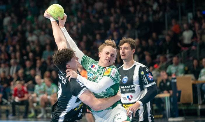 6 11 2025, Handball, Men, DHB Pokal 2025 26, Round of 16, Füchse Berlin ThSV Eisenach Tilman Leu ThSV Eisenach, left against Tobias Grondahl Füchse Berlin, center Berlin Max Schmeling Halle Brandenburg Germany