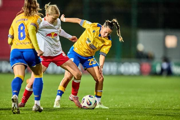 06 11 2025, GER, Womens Soccer, BL, 2025 2026, RB Leipzig FC Carl Zeiss Jena Emilia Asgeirsdottir 8, RB Leipzig , Action, Battle for Ball Leipzig Training Center of the Red Bull Saxony Germany