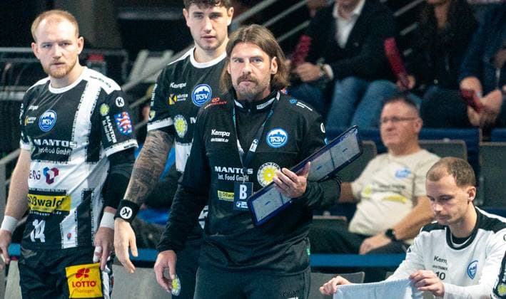 6 11 2025, Handball, Men, DHB Pokal 2025 26, Round of 16, Füchse Berlin ThSV Eisenach Coach Sebastian Hinze ThSV Eisenach, Mitte Berlin Max Schmeling Halle Brandenburg Germany